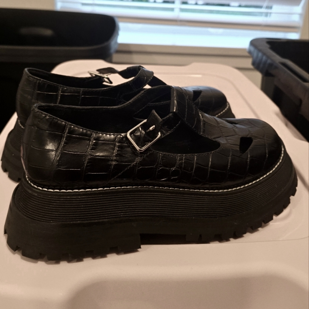 Size 39 (US 9) Burberry - Aldwych Patent-leather T-Bar Flats